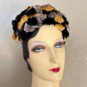 SPLENDID 1950's HAT MADE OF MULTICOLORED FABRIC "LEAVES"